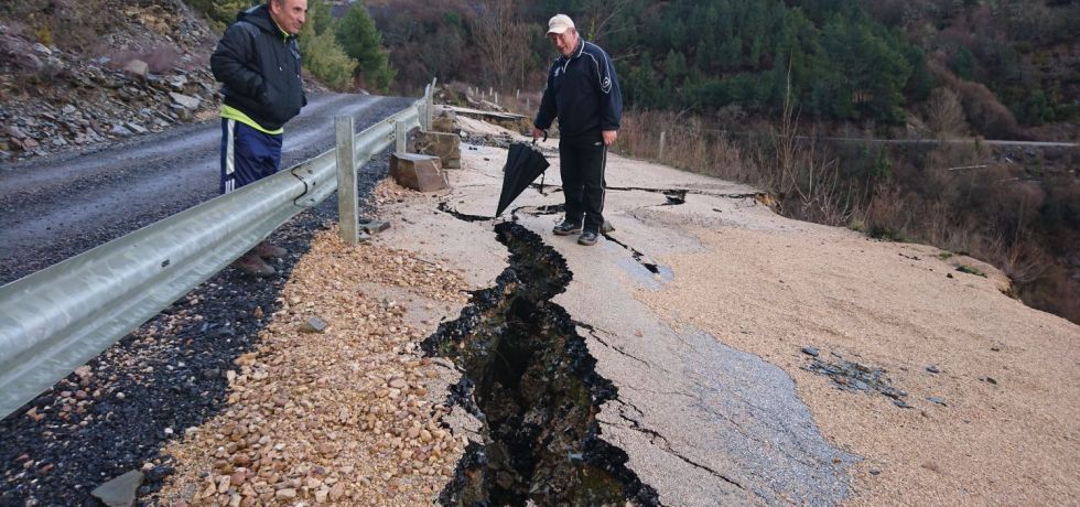 Derrumbe estrada San Vicente vecinos