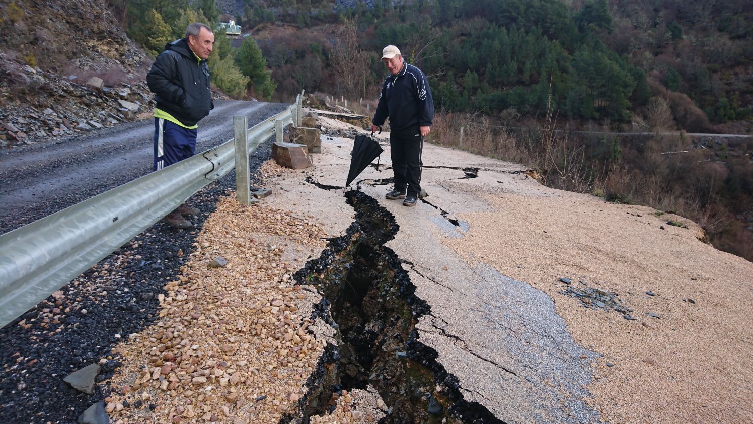 Derrumbe estrada San Vicente vecinos