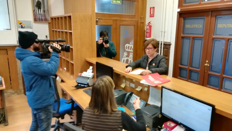 Elvira Lama rexistrando as preguntas