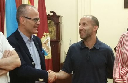 Jesus-Vazquez-Jacome-dandose-mano