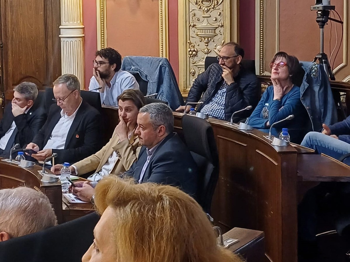 Insistimos na paralización urxente dos procedementos de&nbsp;contratación