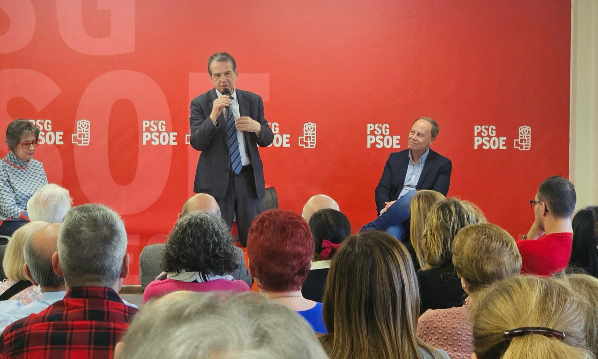 Abel Caballero nun momento do Parladoiro, dirixíndose ao público na Casa do Pobo provincial.