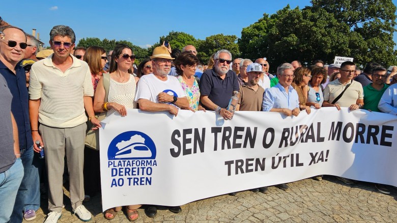 Dirixentes e responsables do PSdeG-PSOE ourensán e galego durante a marcha convocada na Gudiña este 2 de agosto pola Plataforma Dereito ao Tren.