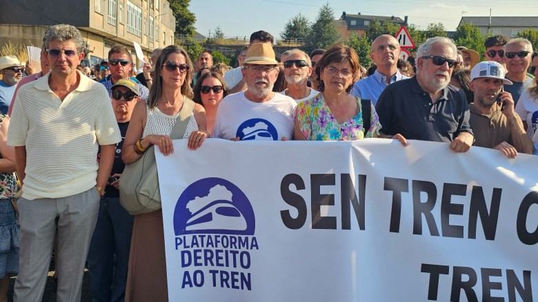 Dirixentes e responsables do PSdeG-PSOE ourensán e galego durante a marcha convocada na Gudiña este 2 de agosto pola Plataforma Dereito ao Tren.